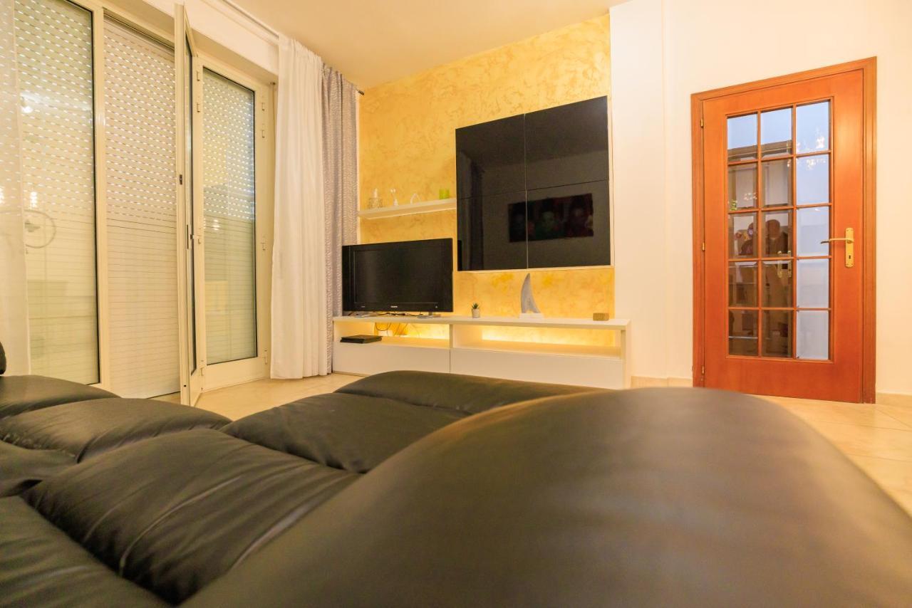 L' Essenziale Apartment Livorno Luaran gambar